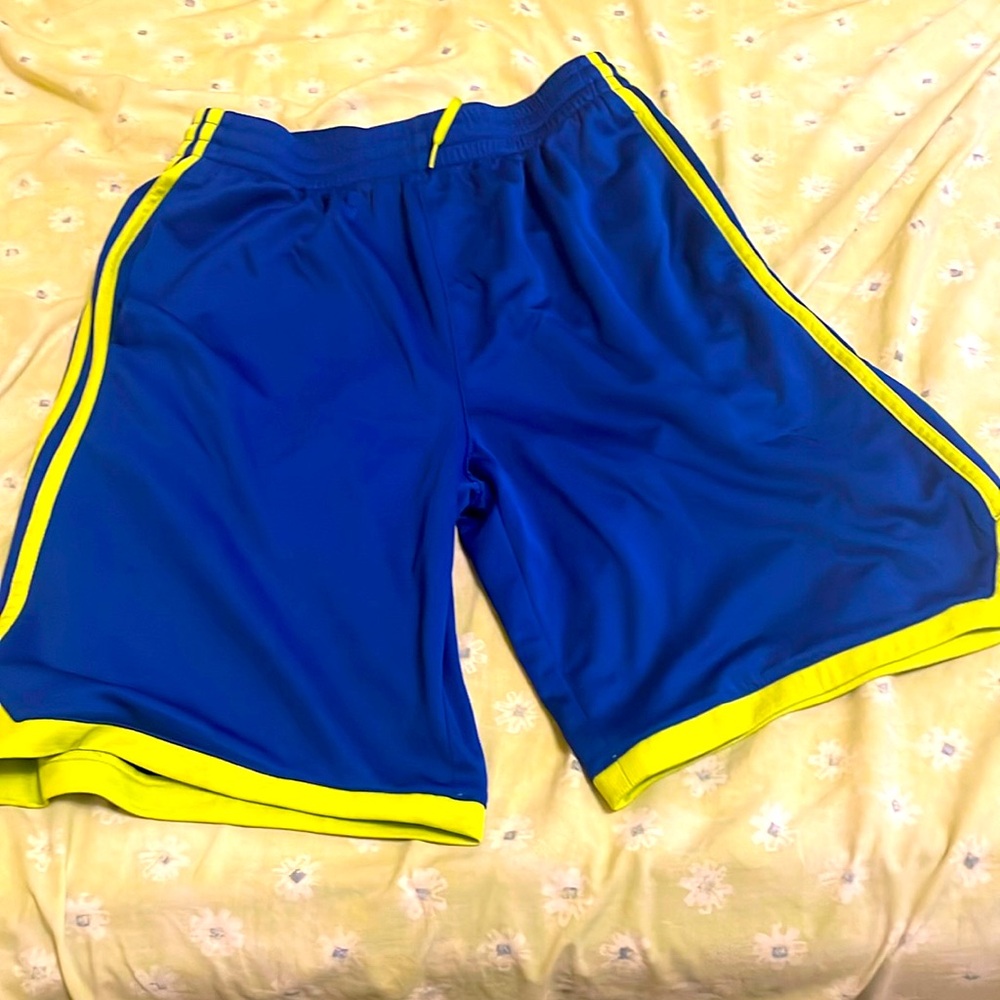 Boys Adidas basketball shorts
Neon striped
Size 14-16